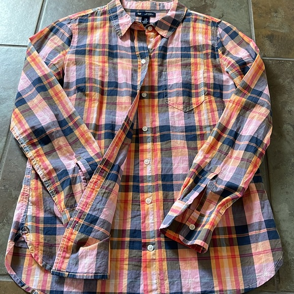 Gap women’s boyfriend fit multicolor plaid button down shirt, good condition - Picture 6 of 7